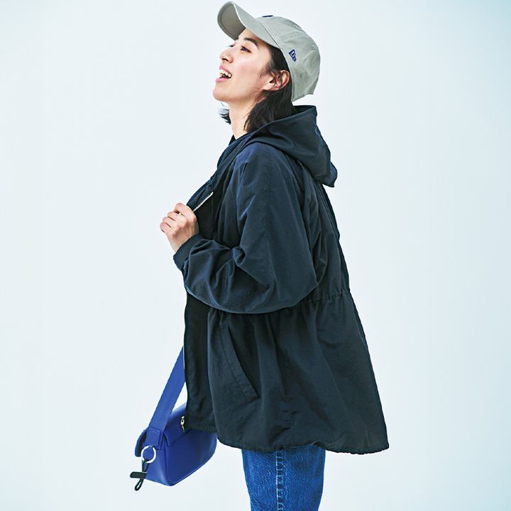 グレーキャップにドロストつきシャカシャカアウター、デニムパンツのコーデ