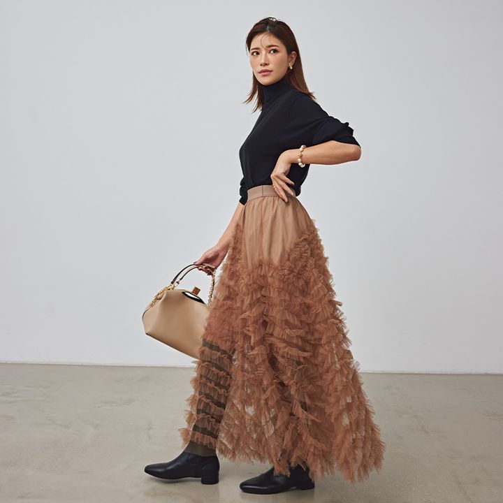 立体感のあるブラウンのチュールスカートにニット、ブーツのコーデ