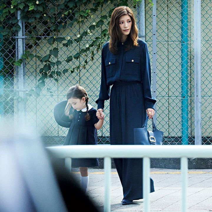 ネイビーのビジューボタンつきブラウ