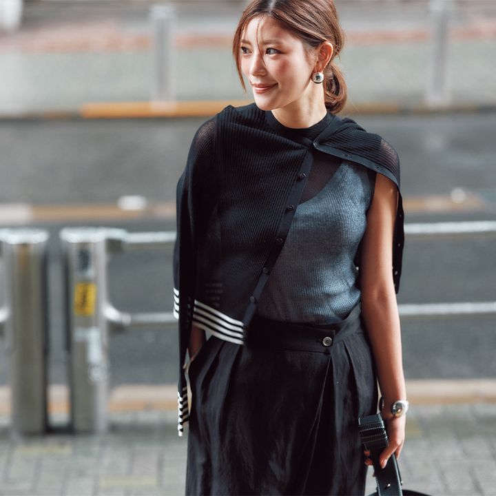 袖、裾にラインが入った黒のシアーニットカーデ