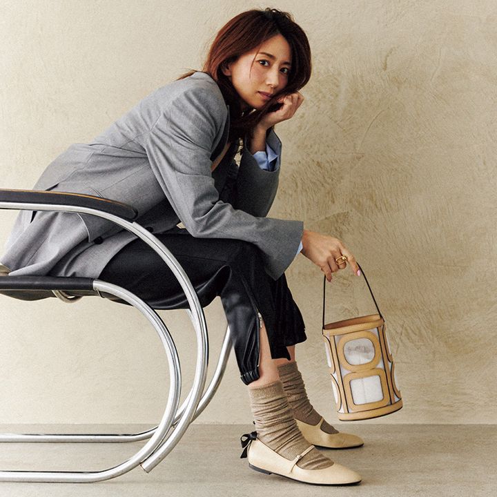 グレージャケットにブルーシャツ、ベージュのソックスにクリーム色のメリージェーン