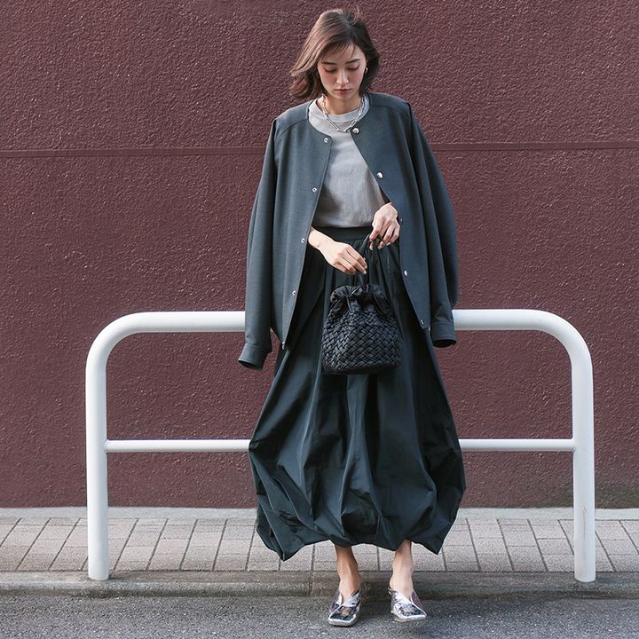 黒のハリ感素材のバルーンスカートに、カットソーノーカラージャケットのコーデ