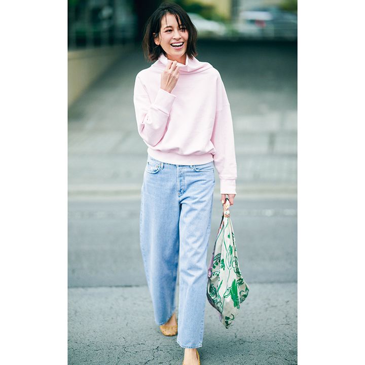 ピンクのスウェットに薄色デニムのワンツーコーデ