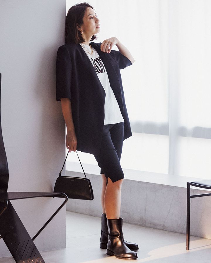 黒のショートブーツに黒の五分丈ジャケット、ニットハーフパンツのハンサムコーデ