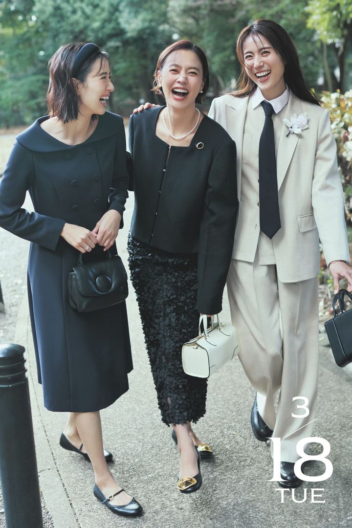 ネイビーワンピースにハンドバッグを持った岡本あずささんと黒のジャケットとスカートにパールジュエリーを合わせた浅見れいなさんとスリーピースのパンツスーツにネクタイとコサージュを合わせた笹川友里さん