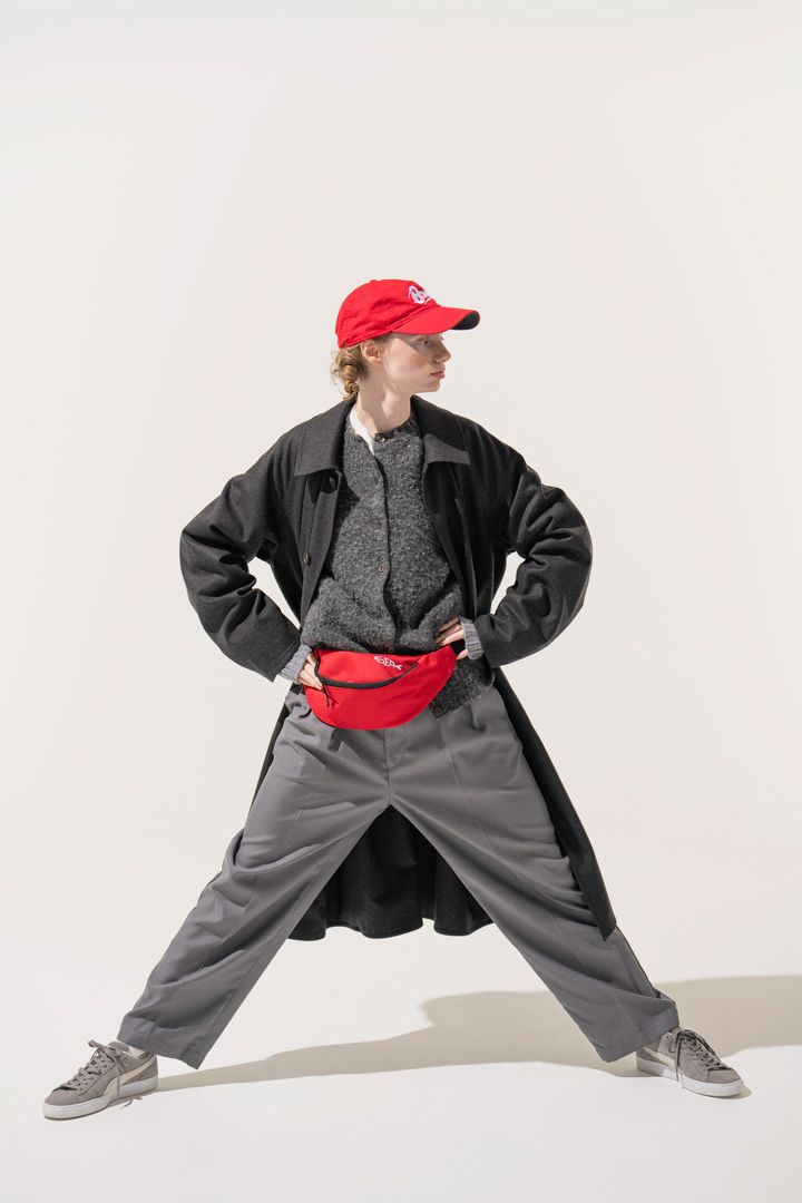 装いが一気に春めく！ベーシックカラーにカラーをプラスしたコーデ10選