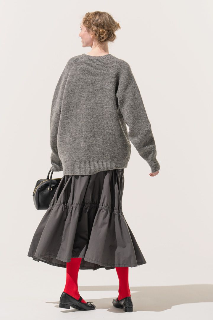 装いが一気に春めく！ベーシックカラーにカラーをプラスしたコーデ10選