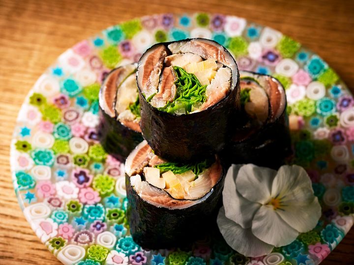 恵比寿『スシエビスHana 恵比寿本店』の「イワシのハーブロール」