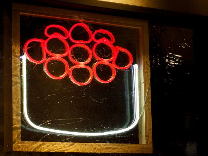 表参道『寿司とワイン オモテサンドリア』のネオンサイン