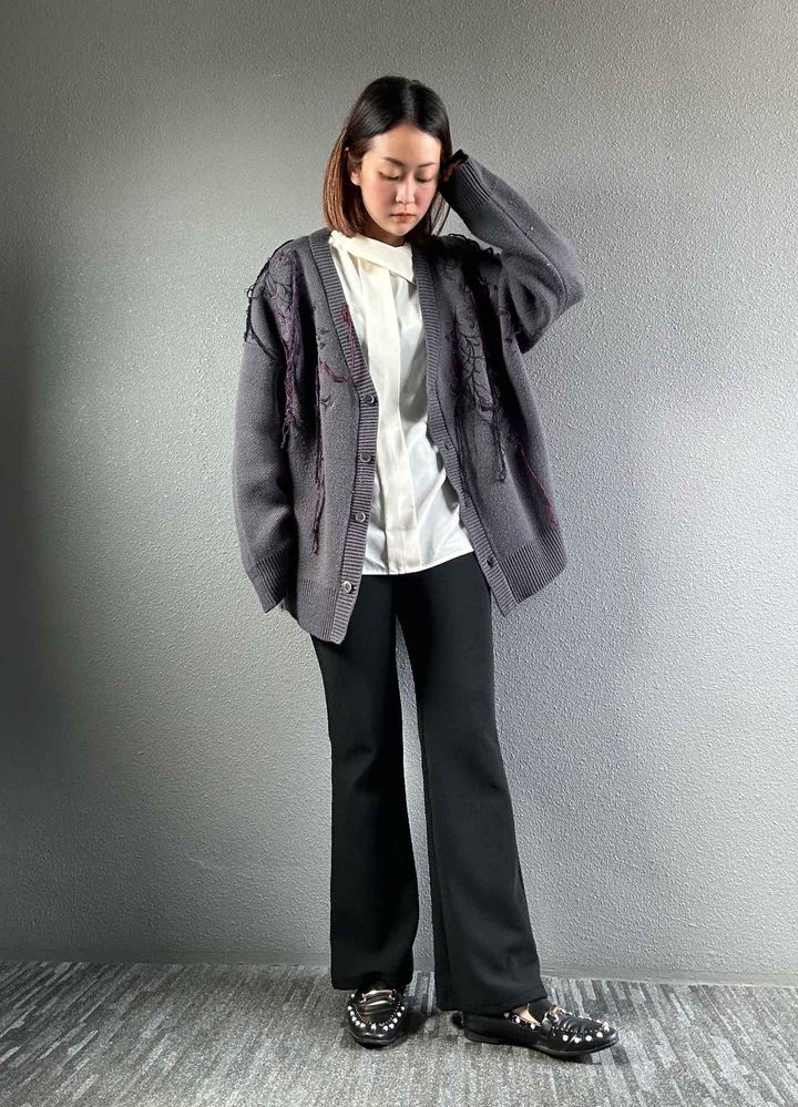 画像: 厚手のニットカーディガンでリラックスコーデ