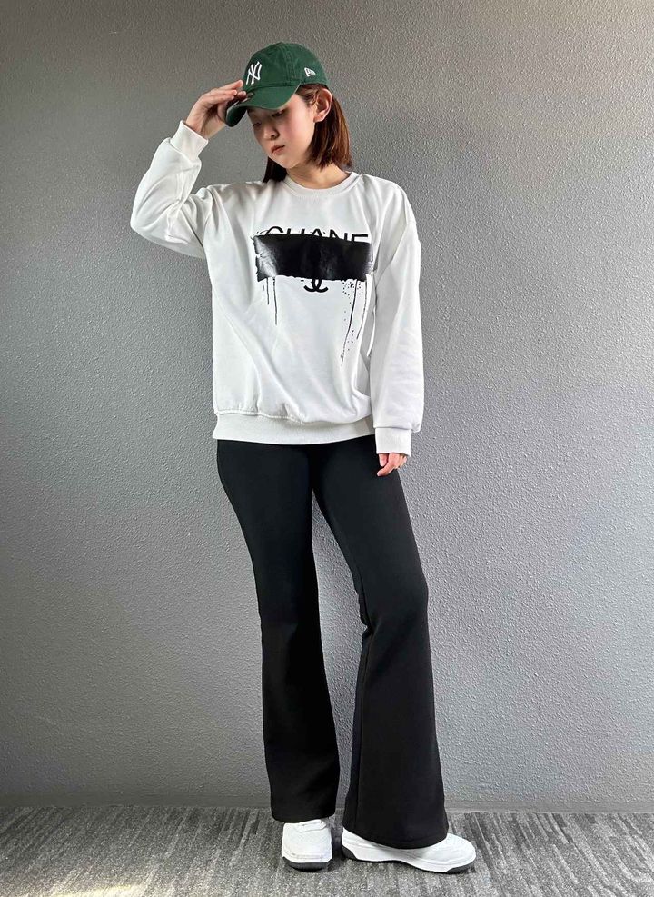 画像: キャップとスウェットでスポーティに