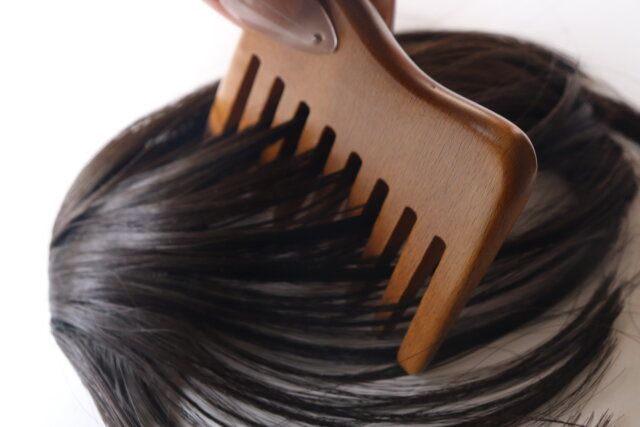 頭皮のマッサージもできるブナ材ヘアコーム 使用例