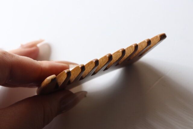 頭皮のマッサージもできるブナ材ヘアコーム 歯