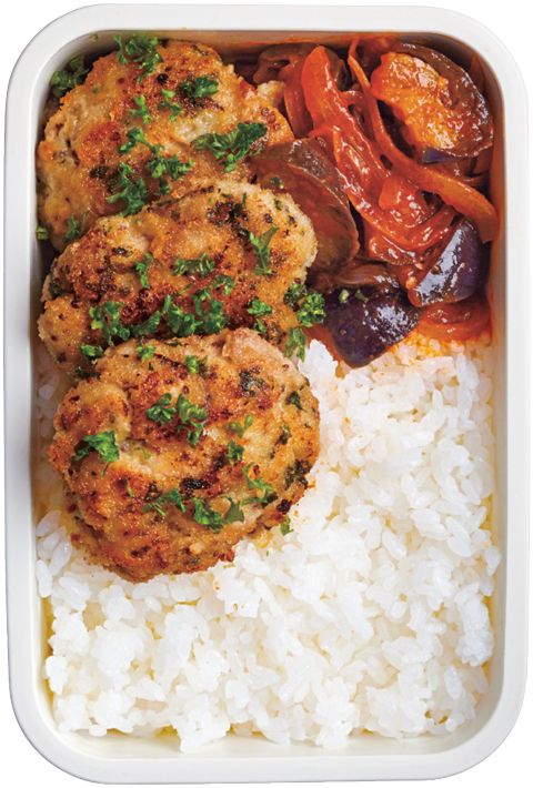 「豚こまバーグ」のレシピも。お弁当づくりを助けてくれる「わたしを支えてくれたレシピ本」をご紹介！【最新号からちょっと見せ】の画像1