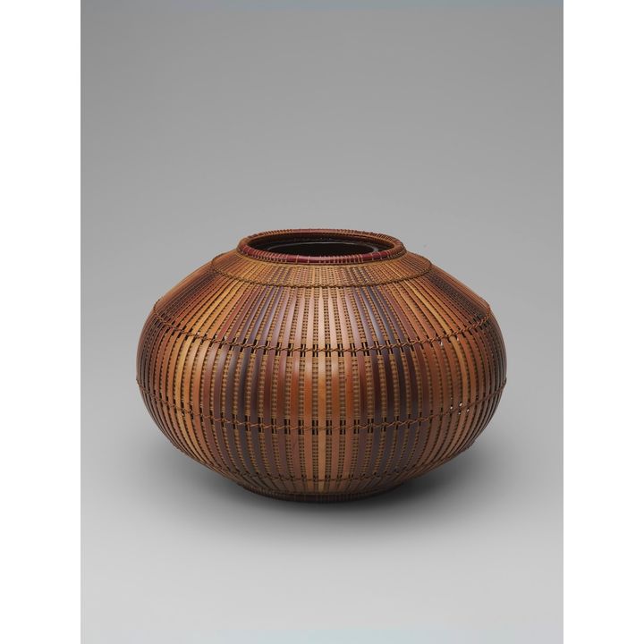 【木竹工】岐部笙芳 煤竹文花籃「雅」（径37×高さ24㎝）