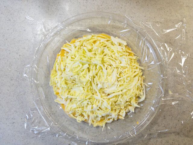 千切りしたキャベツを溶き卵の上に乗せる。
