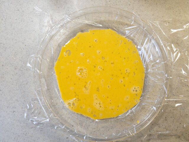 ラップを敷いたお皿に溶き卵を入れる。