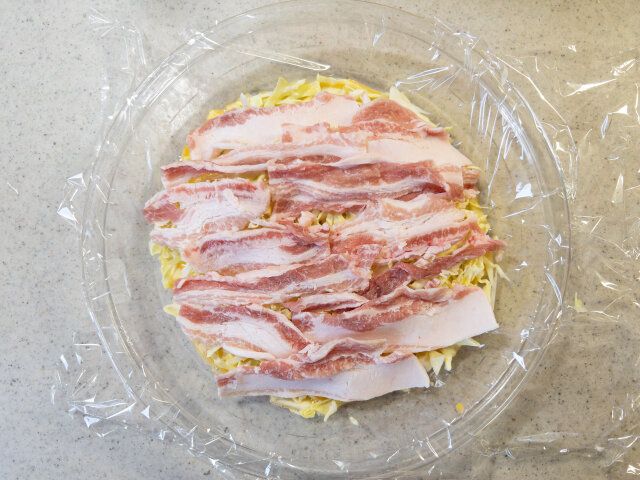 キャベツの上に豚バラ薄切り肉を乗せる。