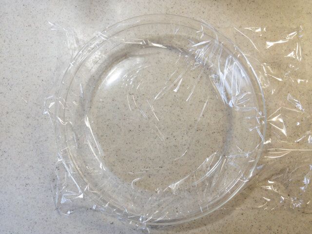 平らなお皿にラップをする。