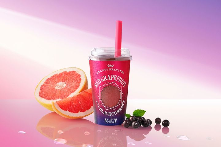 レッドグレープフルーツwithカシス。甘酸っぱく爽やかな後味。カシスは抗酸化作用のある複数種類のアントシアニンやビタミンを含むと言われています。アロエ入り。