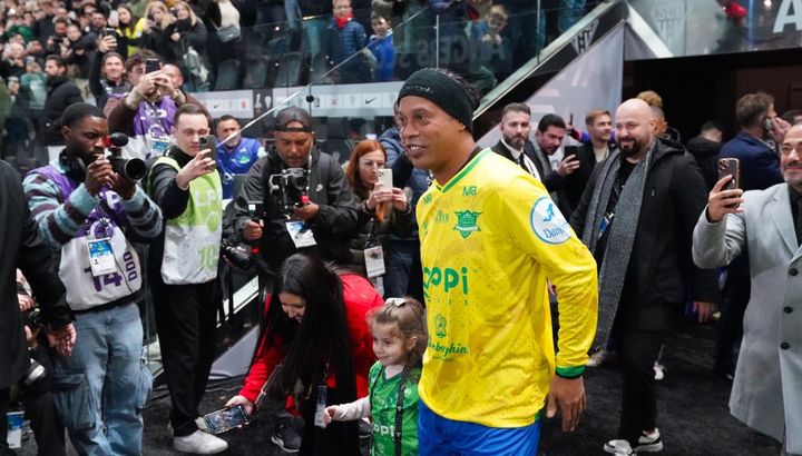 元ブラジル代表レジェンドがインドの人気俳優の息子と交流！人気俳優の妻は「素晴らしい！」