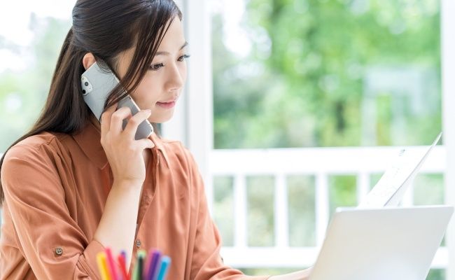 電話する女性