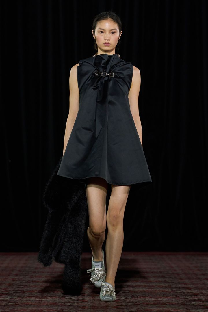 シモーン・ロシャ 2025-26年秋冬コレクションより。