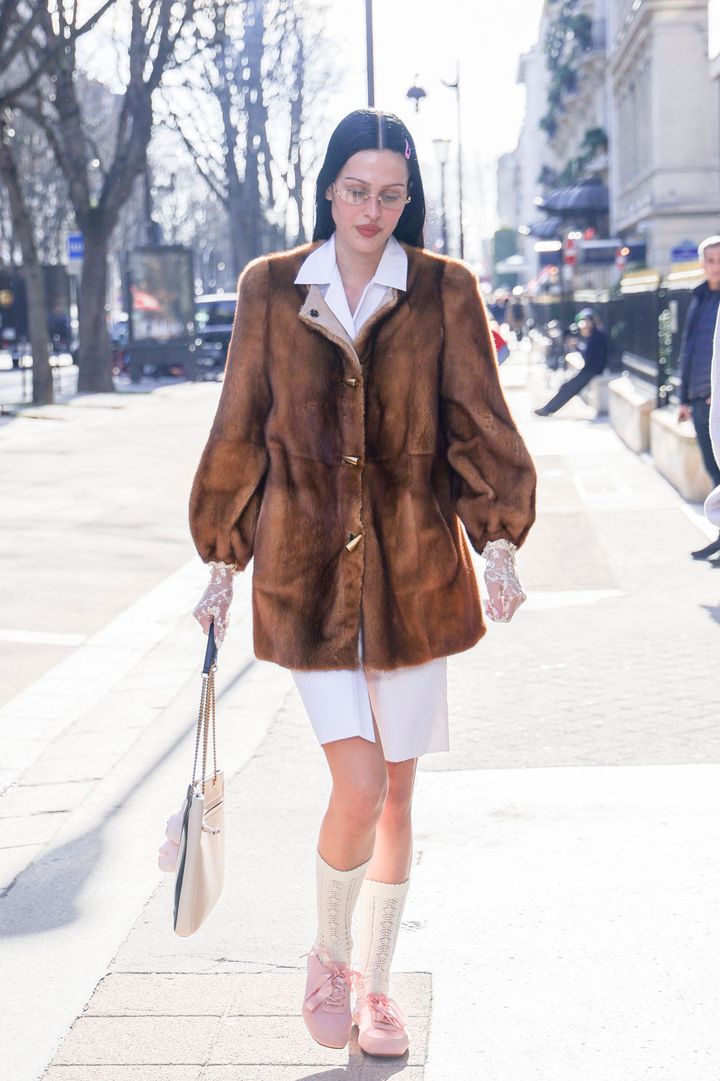 今月パリでキャッチされたアメリア・グレイ。足もとを彩るのはピンクのバレエスニーカー。