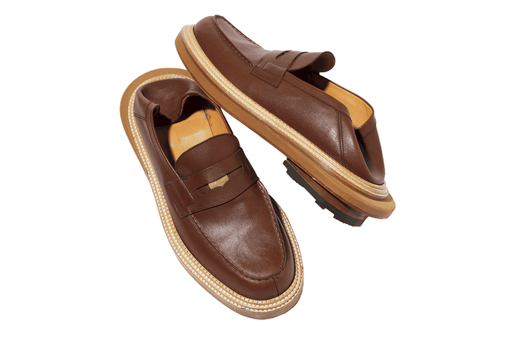 〈ジェイエムウエストン サカイ〉のローファー