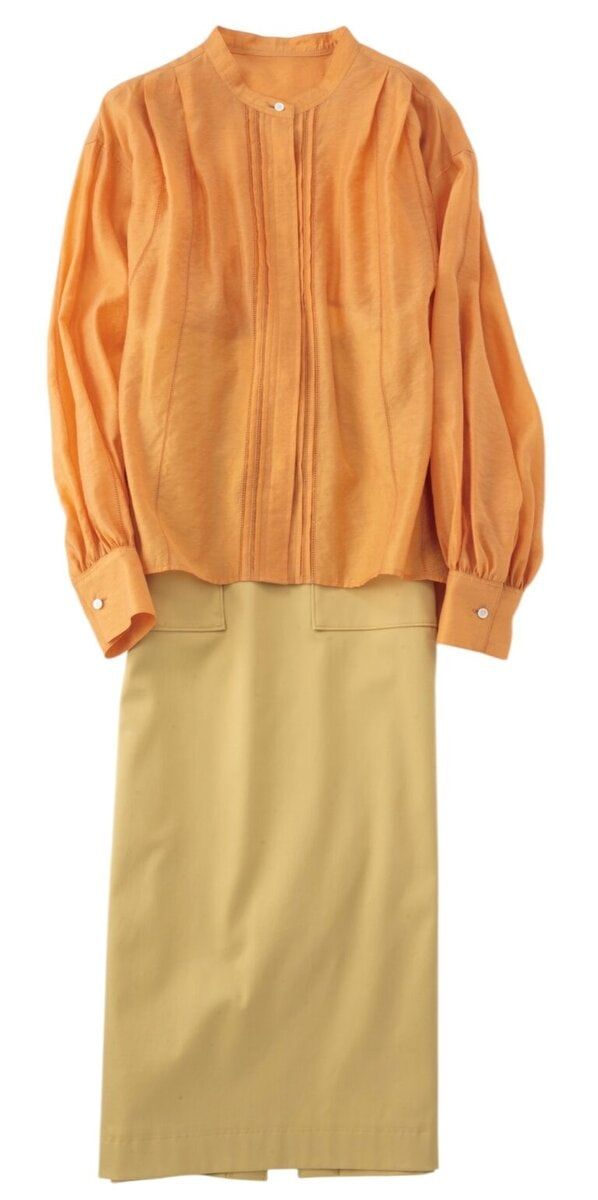 ブラウス¥27,500、スカート¥25,300／ともにロペ（ジュンカスタマーセンター）