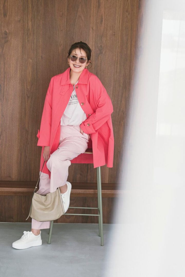 コート¥47,300／トラディショナル ウェザーウェア（トラディショナ ル ウェザーウェア ルミネ有楽町店）、カットソー¥9,900／ル シェル ド ハリス（金万）、パンツ¥20,900／ボールジィ（トゥモローランド）、 サングラス¥50,600／アイヴァン（アイヴァン 東京ギャラリー）、ピ アス¥7,700／アビステ、バッグ¥35,200／オルセット（オルサ）、 スニーカー（一部店舗のみ販売）¥2,990／ジーユー