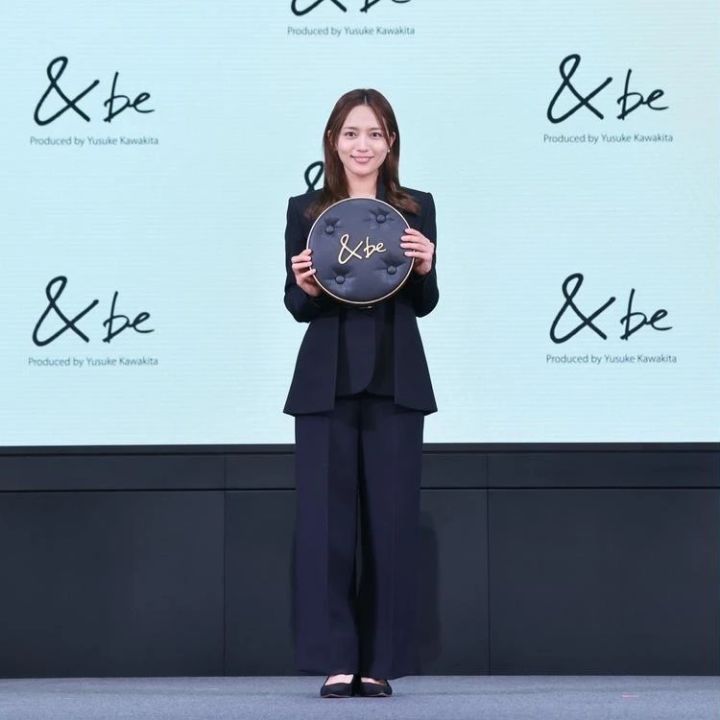 ＆be （アンドビー）新CM発表会 川⼝春奈さん