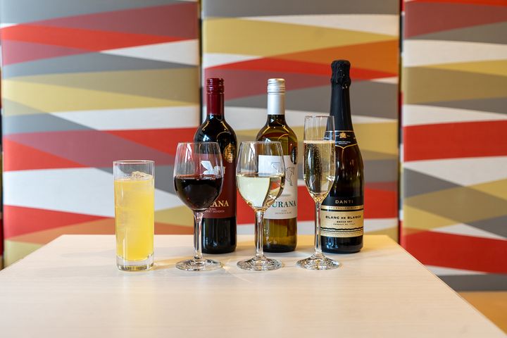 ハッピーアワーで提供されるワインやカクテル