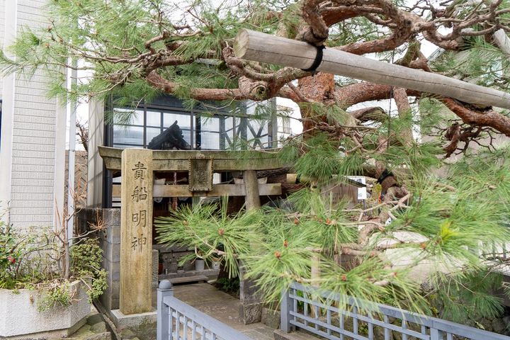 鞍月用水沿いにある貴船明神