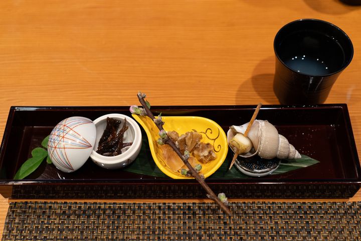 （キャプション）4種類の八寸盛りとお吸い物