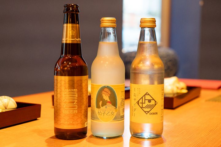 （左から）「コシヒカリエール」1000円、「金沢湯涌サイダー 柚子乙女」600円、「奥能登地サイダー しおサイダー」600円