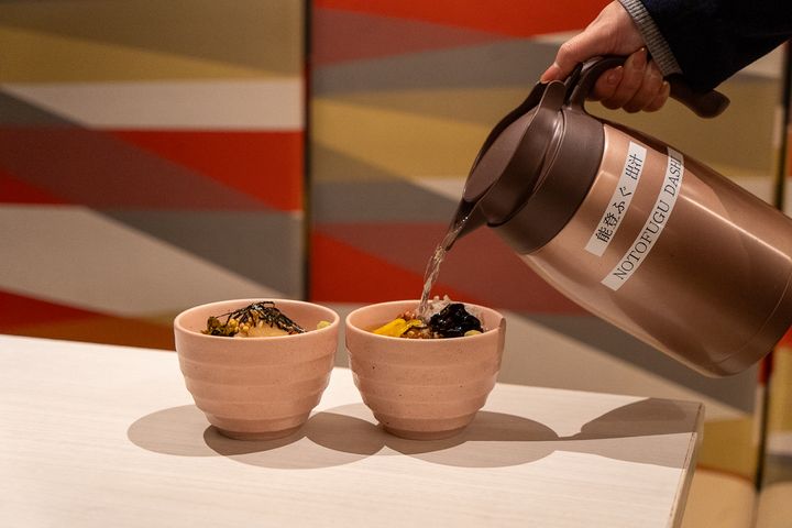 出汁は能登フグと加賀棒茶の2種類