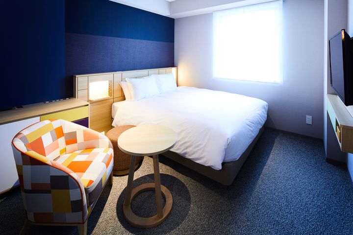 「スタンダード ダブルルーム」（1泊2名利用時の1名あたり料金 8000円～／17～19㎡・定員2名）