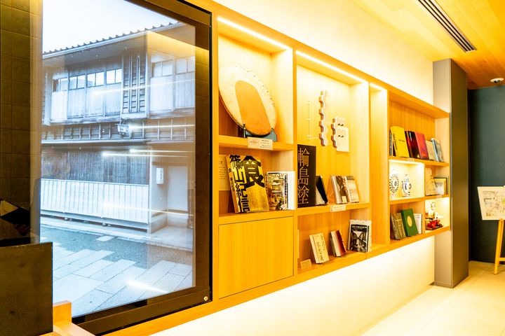 エレベーター前は、金沢に関する書籍も