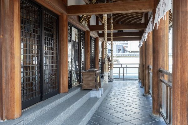 拝殿では、二礼二拍手一礼の作法を守り、願い事を心に念じて参拝しましょう