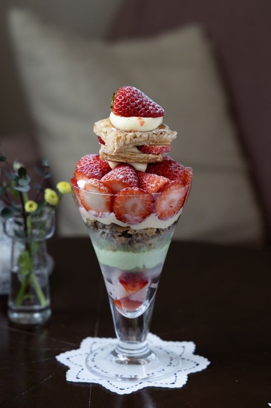 イチゴのミルフィーユパフェ単品1550円、ドリンクセットは1750円 