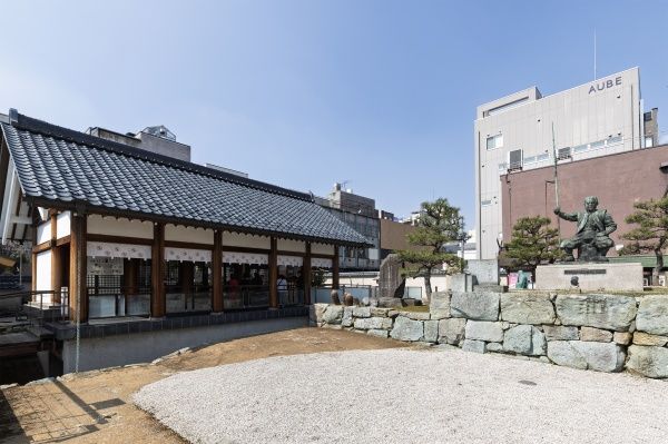 境内には、北庄城の石垣遺構などが見られる「北の庄城址公園」や「北の庄城址資料館」（入館無料）があります