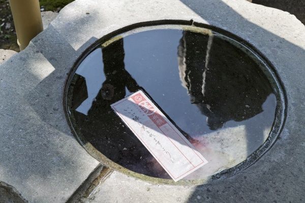 水に浮かべた用紙は、すぐに溶けて沈んでいきます