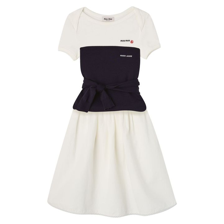 PETIT BATEAUとコラボレートしたボディスーツ ￥112,200 ビスチェ風に巻いたネイビーのニット ￥170,500 スカート￥264,000（すべて予定価格）／すべ てMIU MIU