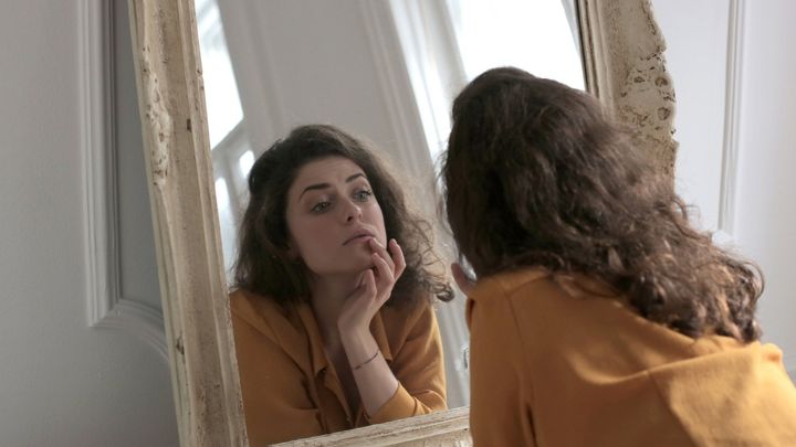 自己認識力が低い人ほど道徳的な政治問題に対してより強い脳反応を示す