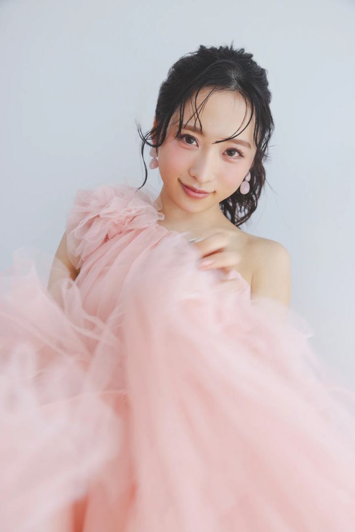 小栗有以（AKB48）表紙ピンク衣装アザー 多幸感あふれるピンクメイク