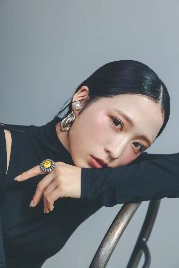 小栗有以（AKB48）表紙黒衣装