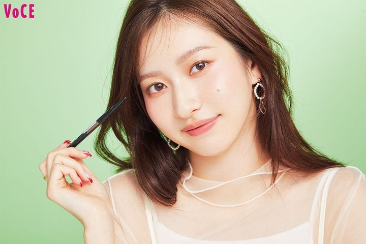 【元Juice=Juice 植村あかり】の一軍メイクコスメ。“ビジュ100点”と言われる美貌を支えるアイテム大公開