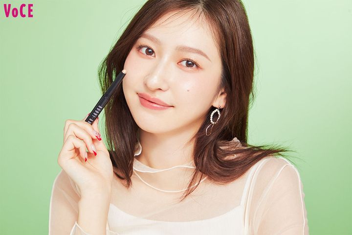 【元Juice=Juice 植村あかり】の一軍メイクコスメ。“ビジュ100点”と言われる美貌を支えるアイテム大公開