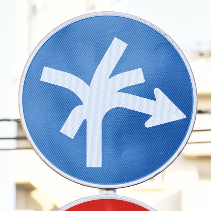 奇怪な矢印の道路標識